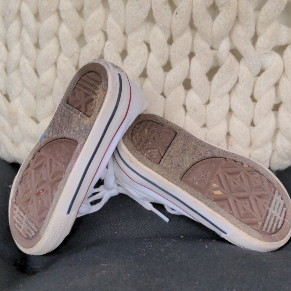 Toddler size 5 white classic converse - Picture 4 of 4